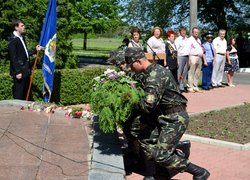 Покладання гірлянди з живих квітів до Меморіалу полеглим захисникам Вітчизни кращими студентами університету